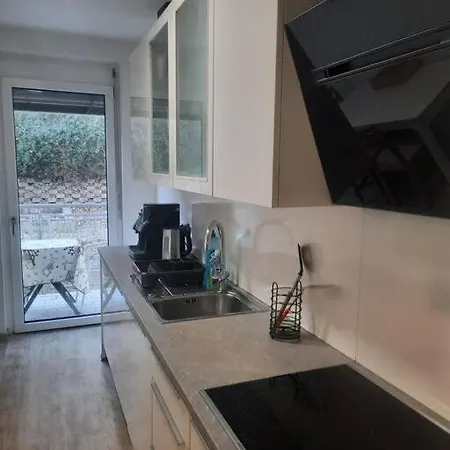 Quiet With Shared Kitchen Bathroom شقة *