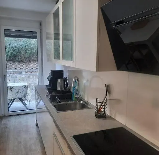 Quiet With Shared Kitchen Bathroom شقة *